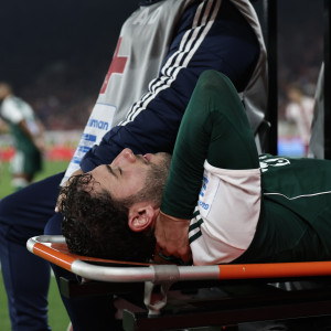 Αποχώρησε με φορείο ο Καλάμπρια από το ντέρμπι με τον Ολυμπιακό