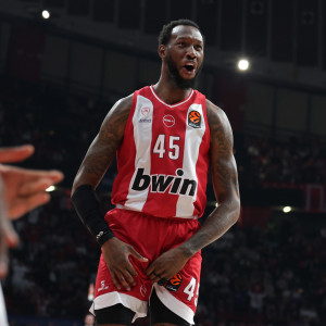 Έβαλε και τον Ιζούντου στο καλάθι: Το απίστευτο poster του Ντόντα Χολ (video)