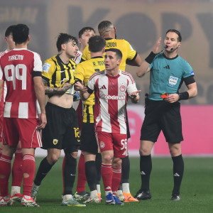 Καταγγελία της ΑΕΚ στον εισαγγελέα για ρίψη ομπρέλας από  Ποντένσε στην κερκίδα