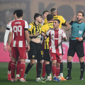 Καταγγελία της ΑΕΚ στον εισαγγελέα για ρίψη ομπρέλας από  Ποντένσε στην κερκίδα