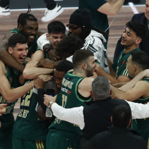 Όλοι ένα «κουβάρι»: Οι πανηγυρισμοί των παικτών του Παναθηναϊκού μετά το σουτ νίκης του Γκραντ (photos)