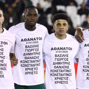 Υπέροχη πρωτοβουλία: Παναθηναϊκός και ΠΑΟΚ μπήκαν στο γήπεδο με φανέλα αφιερωμένη στους αδικοχαμένους οπαδούς