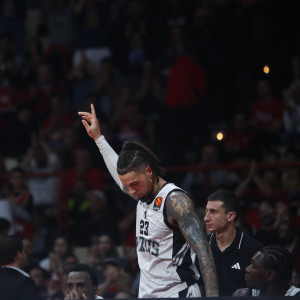 Αποθέωση του Ντάνιελ Χάκετ από τον κόσμο του Ολυμπιακού (video)