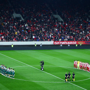 Ανατριχίλα και συγκίνηση για τα 21 αδικοχαμένα παιδιά της Θύρας 7 - «Αδέρφια ζείτε εσείς μας οδηγείτε» (video)