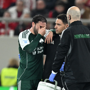 Στο νοσοκομείο για εξετάσεις ο Καλάμπρια - Έφυγε με κολάρο από το γήπεδο