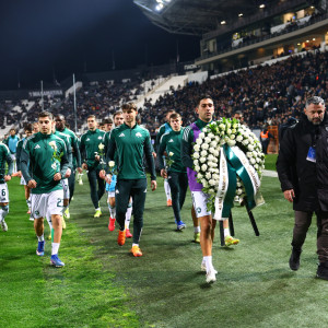 Οι παίκτες του Παναθηναϊκού κατέθεσαν στεφάνι και λευκά τριαντάφυλλα στη μνήμη των φίλων του ΠΑΟΚ (photos)