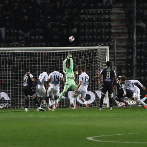 Ενστικτωδώς ο Λαφόν απέκρουσε την «καρφωτή» κεφαλιά του Γιακουμάκη (video)