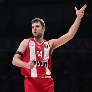 Η τρίποντη βόμβα του Βεζένκοφ που κλείδωσε τη νίκη του Ολυμπιακού κόντρα στον Ερυθρό Αστέρα (video)