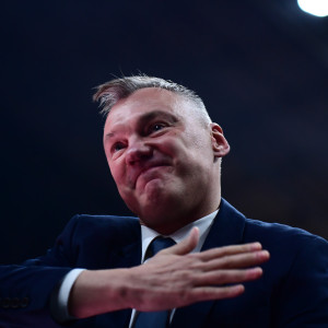 Βαθιά υπόκλιση του T-Center κατά την είσοδο του συγκινημένου Γιασικεβίτσιους