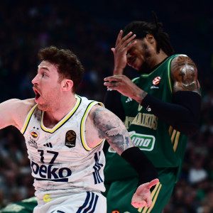 Μάτωσε στο πρόσωπο ο Χολμς: Πήγε στον πάγκο για πρώτες βοήθειες