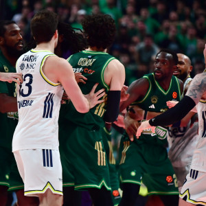 Χάος μετά το buzzer beater του Μπόλντγουιν - Ο Λεσόρ μπήκε μέσα στο παρκέ (photos)