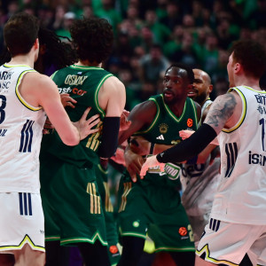 Χάος μετά το buzzer beater του Μπόλντγουιν - Ο Λεσόρ μπήκε μέσα στο παρκέ (photos)