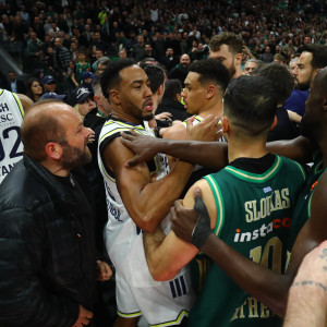Χάος μετά το buzzer beater του Μπόλντγουιν - Ο Λεσόρ μπήκε μέσα στο παρκέ (photos)