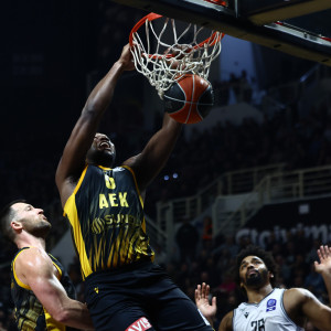 Η ΑΕΚ πέρασε σαν... τρένο από το PAOK Sports Arena και έφτασε τις 12 σερί νίκες