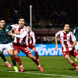 Ο άχρωμος Ολυμπιακός «κόλλησε» απέναντι στον Λεβαδειακό των 10 παικτών και έχασε έδαφος στη μάχη του τίτλου