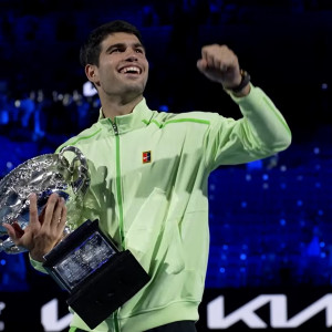 Ο Αλκαράθ έβαλε τα καλά του και φωτογραφήθηκε με το τρόπαιο: «Δεν μπορώ να πιστέψω ότι τα κατάφερα»