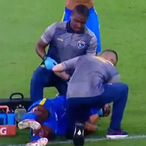 Τρόμος σε αγώνα στην Βραζιλία - Ποδοσφαιριστής έπεσε κάτω και έκανε σπασμούς (video)