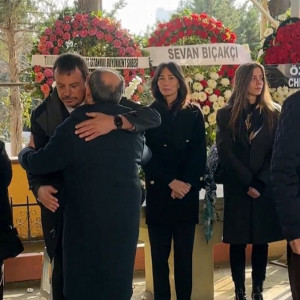 Με πλήθος κόσμου και σε κλίμα συγκίνησης το τελευταίο αντίο στη μητέρα του Εργκίν Αταμάν