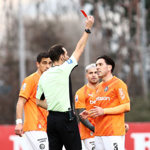 Αποβλήθηκε ο Αθανασίου, αλλά μέσω VAR ο Παπαπέτρου πήρε πίσω την κόκκινη (video)