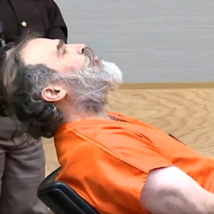 Οι αλλοπρόσαλλες αντιδράσεις του άνδρα που παρενοχλούσε την Κέιτλιν Κλαρκ στο δικαστήριο (video)