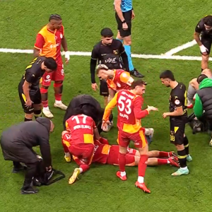 Συκλονιστικές στιγμές στην Τουρκία: Ο Γιλμάζ έσωσε συμπαίκτη του που κατέρρευσε στο γήπεδο (video)