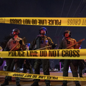 Μέτοχος των Λέικερς συνδέεται με πώληση ακινήτου στην ICE που προορίζεται για στρατόπεδο συγκέντρωσης