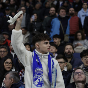 Γιατί οι εξαγριωμένοι οπαδοί της Ρεάλ Μαδρίτης κουνάνε λευκά μαντήλια στο «Μπερναμπέου»;