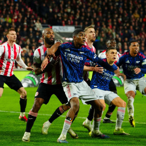 Η σκληροτράχηλη Μπρέντφορντ «έκοψε» βαθμούς από την Άρσεναλ και έβαλε... φωτιά στη «μάχη» του τίτλου