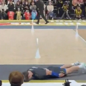 Παίκτης βόλεϊ πέταξε μπάλα σε γυναίκα και ζήτησε συγγνώμη με ιδιαίτερο τρόπο (video)