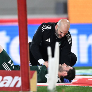 Στο νοσοκομείο για εξετάσεις ο Καλάμπρια - Έφυγε με κολάρο από το γήπεδο