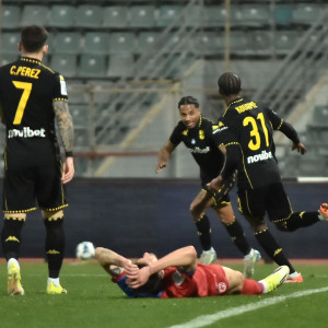 Με αυτογκόλ του Κάργα ο Άρης παίρνει κεφάλι στο σκορ κόντρα στον Βόλο (video)