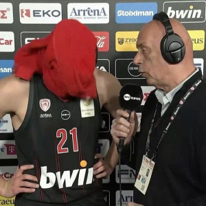 Ο Ουόκαπ πέταξε πετσέτα στο πρόσωπο του Νετζήπογλου και προκάλεσε γέλια (video)