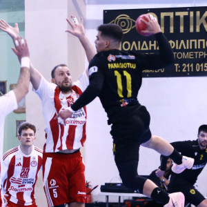 Απίθανη «πιρουέτα» του Παναγιώτου για το 8-10 στον τελικό Κυπέλλου της ΑΕΚ με τον Ολυμπιακό (video)