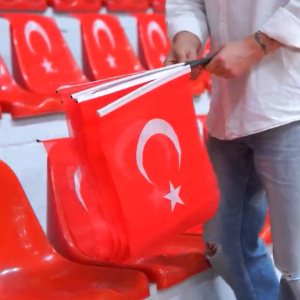 Γεμάτο τουρκικές σημαίες το γήπεδο της Πετκίμ κόντρα στο Περιστέρι