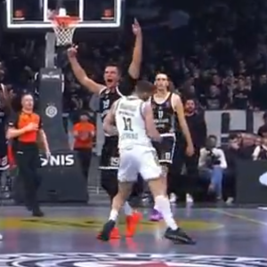 Θερμό επεισόδιο ανάμεσα σε Ρογκαβόπουλο και Λάκιτς - Αποβολή για τον Έλληνα φόργουορντ! (video)