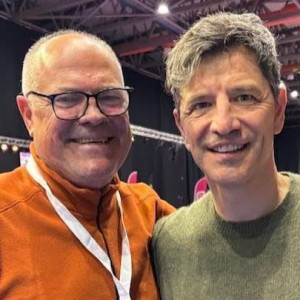 Όταν ο Σάκης Ρουβάς έπιανε κοντάρι - Ο διάσημος τραγουδιστής συνάντησε τον παλιό προπονητή του στο Fly Athens (video)