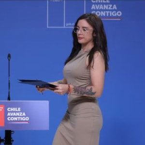 H εντυπωσιακή εκπρόσωπος του Κομμουνιστικού Κόμματος που θέλει να πατάξει την οπαδική βία