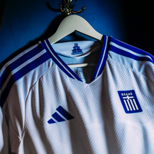 Η εντυπωσιακή λεπτομέρεια στη νέα φανέλα της Εθνικής που ξυπνά μνήμες Euro 2004