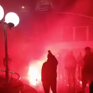 «Ασπρόμαυρη» απόβαση στη Λιβαδειά: Με αεροπλάνα και πλοία ξεκίνησαν το ταξίδι τους οι οπαδοί του ΟΦΗ (video)