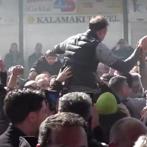 «Κάηκε» το αεροδρόμιο στο Ηράκλειο για τον ΟΦΗ - Οπαδοί σήκωσαν στον αέρα τον Κόντη (video)