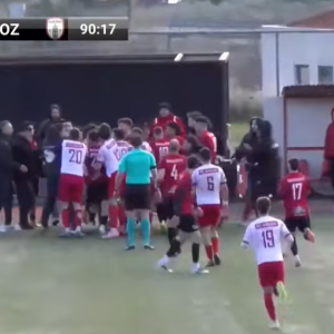 Εκτεταμένα επεισόδια και γενική σύρραξη σε ματς της Γ' εθνικής (video)