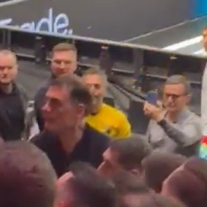 Ένταση στο Ντουμπάι: Ο Μπαρτζώκας τσακώθηκε με οπαδό που τον έβρισε στα ελληνικά (video)