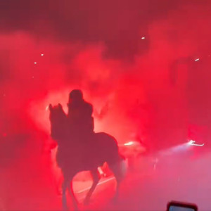 Τρομερή υποδοχή των οπαδών της Ατλέτικο στην ομάδα με καπνογόνα και... άλογα (video)