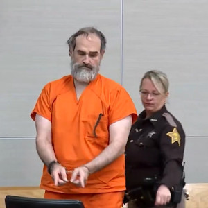 Αλλοπρόσαλλες αντιδράσεις στο δικαστήριο από τον άνδρα που παρενοχλούσε την Κέιτλιν Κλαρκ  (video)