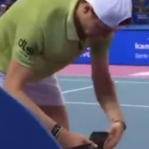 Τενίστας σταμάτησε στη μέση του τάι μπρέικ για να... τσεκάρει το κινητό του (video)