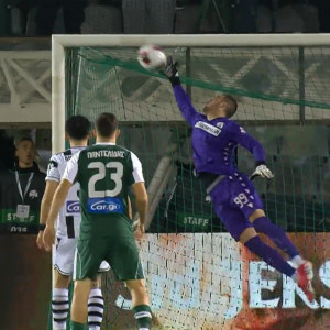 Ο «ιπτάμενος» Τσιφτσής έκανε μυθική απόκρουση σε κεφαλιά του Τεττέη (video)