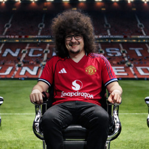 Εφτασε η στιγμή να κουρευτεί; Τρεις προπονητές, 495 μέρες, 96 ματς και η περιπέτεια των μαλλιών του οπαδού της Γιουνάιτεντ