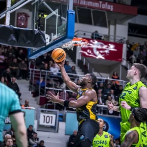 Η ατσάλινη ΑΕΚ πέρασε και από την Προύσα και φουλ για πρωτιά