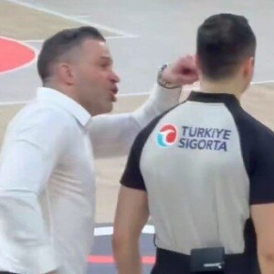 Έξαλλος ο προπονητής της Μπεσίκτας - Πήρε στο κυνήγι τους διαιτητές (video)