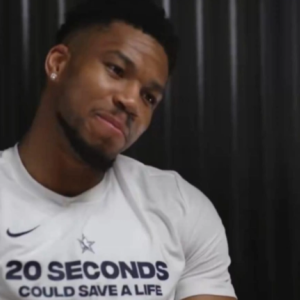 Το ξεχωριστό μήνυμα πίσω από το «20 seconds could save a life» που έγραφε η μπλούζα του Αντετοκούνμπο